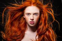 Kobieta o naturalnie rudych włosach