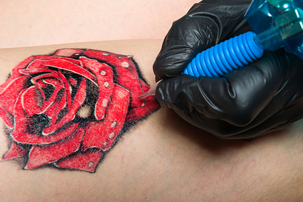 Kolorowy tatuaż z różą
