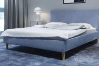 Łóżko drewniane a tapicerowane