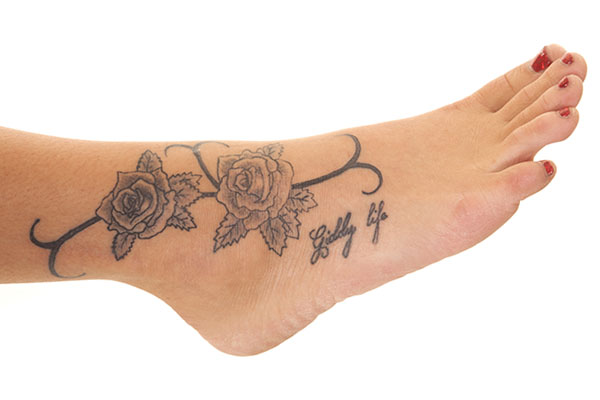 Tatuaż róża na kostce